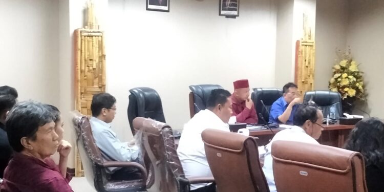 Situasi RDP DPRD Sulut bersama masyarakat yang menolak reklamasi dan PT MUP. (foto: meikel/barta)