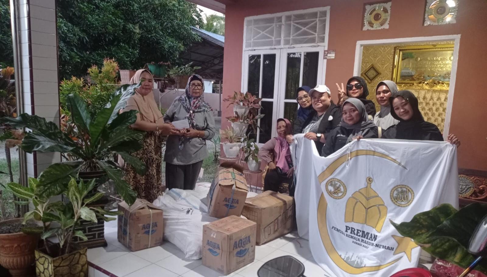 Saat penyerahan bantuan kepada masyarakat yang terdampak bencana di Gorontalo. (Foto: istimewa)