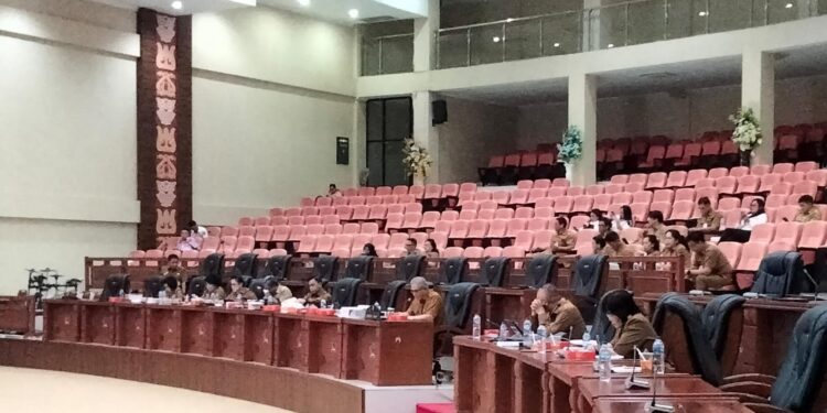 Proses pembahasan KUA dan PPAS. (foto: meikel/ barta)