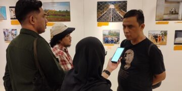 Sekjend AJI, Bayu Wardhana saat diwawancarai di Pameran Poto. (Foto: istimewa)