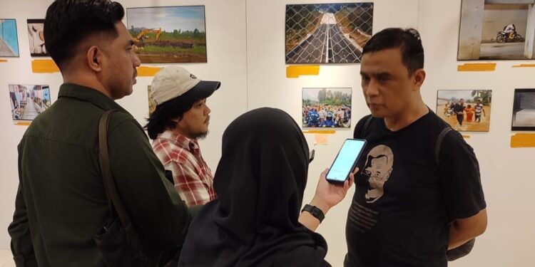 Sekjend AJI, Bayu Wardhana saat diwawancarai di Pameran Poto. (Foto: istimewa)