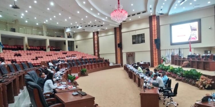 Pembahasan APBD Perubahan Provinsi Sulut. (Foto: meikel/barta)