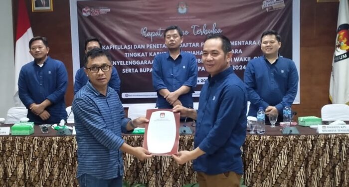 Penyerahan hasil rekap DPS seusai pleno penetapan. (foto KPU Mitra)