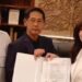 Hengky Honandar-Randito Maringka menerima surat keputusan rekomendasi dari Partai Nasdem yang diserahkan Felly Runtuwene di Nasdem Tower. (goto: istimewa)