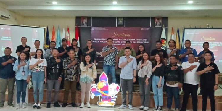 Foto bersama usai sosialisasi Pilkada Ramah Lingkungan.