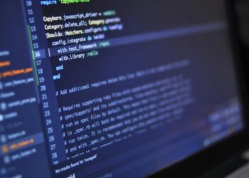 Ilustrasi aplikasi teknologi IT yang digunakan untuk mengembangkan konsep smart city. (foto: pexels)