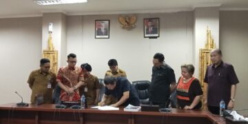Proses penandatanganan berita acara Ranperda Kebudayaan oleh ketua Pansus, James Tuuuk. (Foto; meikel/barta)