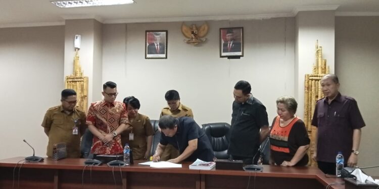 Proses penandatanganan berita acara Ranperda Kebudayaan oleh ketua Pansus, James Tuuuk. (Foto; meikel/barta)