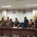 Proses penandatanganan berita acara Ranperda Kebudayaan oleh ketua Pansus, James Tuuuk. (Foto; meikel/barta)