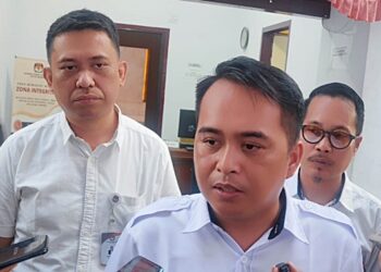 Ketua KPU Manado Ferley Kaparang bersama kommisioner Hasrul Anom (kiri) dan Ramly Pateda (kanan) menyampaikan keterangan pada wartawan. (foto: Barta1)