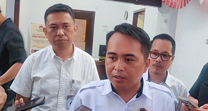 Ketua KPU Manado Ferley Kaparang bersama kommisioner Hasrul Anom (kiri) dan Ramly Pateda (kanan) menyampaikan keterangan pada wartawan. (foto: Barta1)