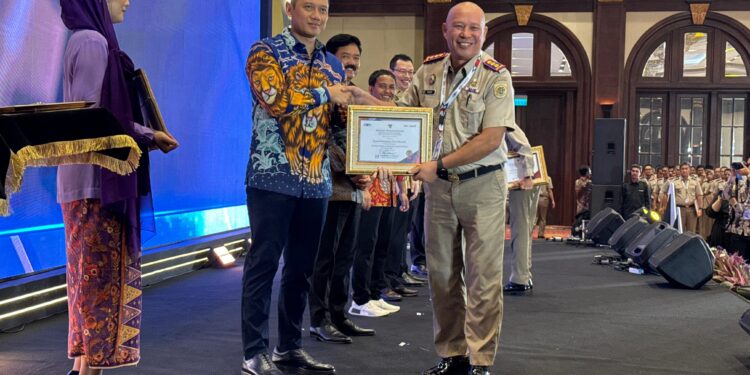 Kantor Pertanahan Manado Terima Piagam Penghargaan WTAB dari Menteri AHY