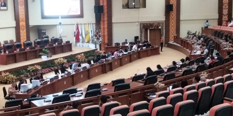 Pembahasan Banggar dan TAPD membahasan APBD Perubahan Provinsi Sulut. (Foto: meikel/barta)