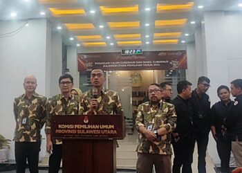 Komisioner KPU dan Bawaslu Sulut menyampaikan penjelasan terkait proses pendaftaran hari kedua. (foto: Barta1.com)