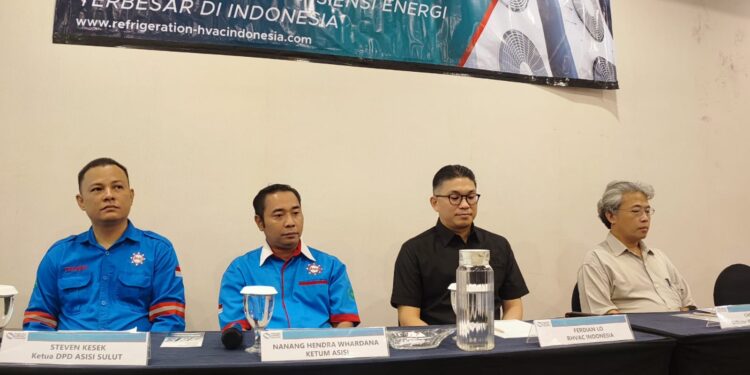 Para pihak memaparkan pelaksanaan Pameran RHVAC Indonesia pada media di Manado. (foto: Barta1)