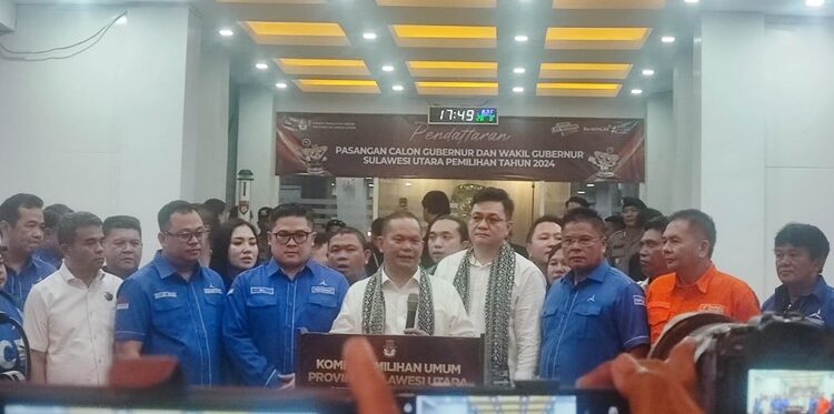 Pasangan Elly Engelbert Lasut-Hanny Jost Pajouw berbicara pada media usai melakukan proses pendaftaran pencalonan di KPU Sulut. (foto: Barta1)