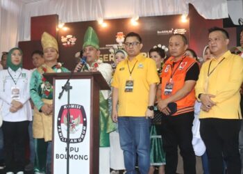 Pasangan Yusra Alhabsyi-Dony Lumenta melakukan konferensi pers usai melakukan pendaftaran di KPU Bolmong. (foto: KPU Bolmong)