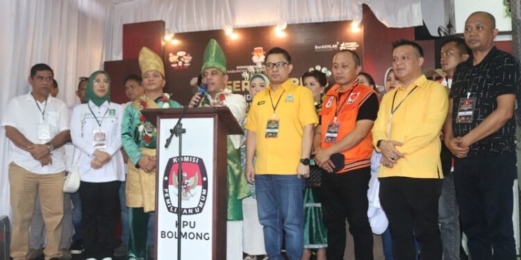 Pasangan Yusra Alhabsyi-Dony Lumenta melakukan konferensi pers usai melakukan pendaftaran di KPU Bolmong. (foto: KPU Bolmong)