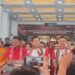 Paslon PDIP Steven Kandouw berdampingan dengan Denny Tuejeh berbicara pada media usai mendaftarkan dirinya di KPU Sulut. (foto: Barta1)