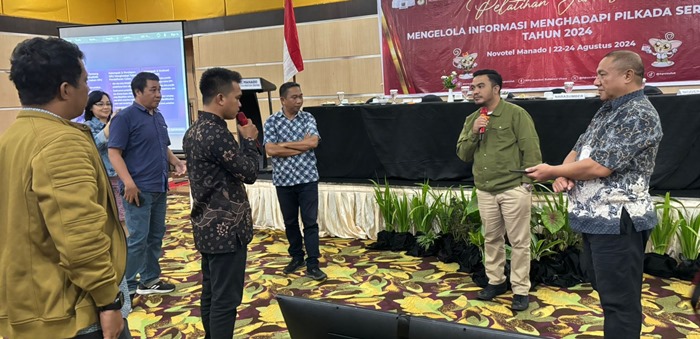 Peserta pelatihan jurnalistik bersama KPU Sulut melakukan simulasi wawancara dipandu trainer dari AMSI Wilayah Sulawesi Utara. (foto: Barta1)