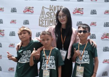 Sarah Abigail Br Sembiring bersama anak-anak Dinding Manado. (Foto:istimewa)