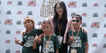 Sarah Abigail Br Sembiring bersama anak-anak Dinding Manado. (Foto:istimewa)