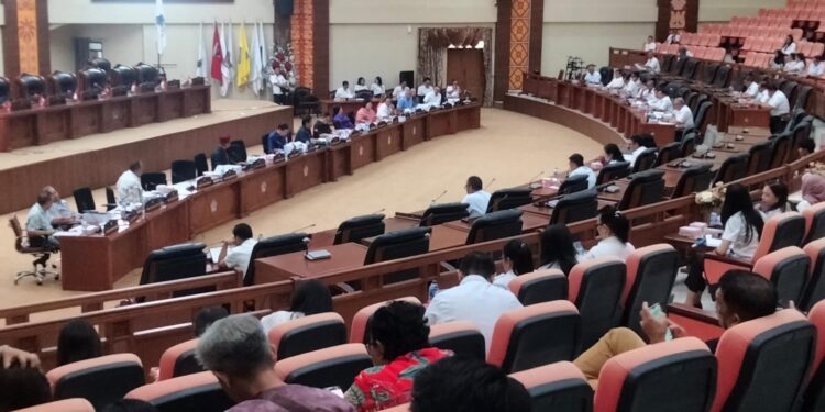 Situasi Pembahasan KUA dan PPAS. (foto: meikel/barta)