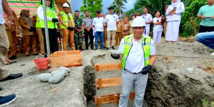Foto: Pj. Bupati Sangihe Albert Huppy Wounde, Meletakan Batu Dasar IGD Rumah Sakit Pratama Liun Paduli. (Dok. Istimewa)