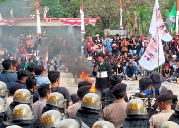 Orator masa aksi kawal Revisi UU Pilkada, Zidan Takalamingan. (Foto: meikel/barta)