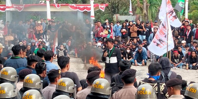 Orator masa aksi kawal Revisi UU Pilkada, Zidan Takalamingan. (Foto: meikel/barta)