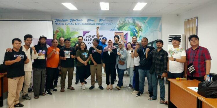 Pengurus AJI Manado dan Direktur LBH Pers Manado. (Foto: istimewa)