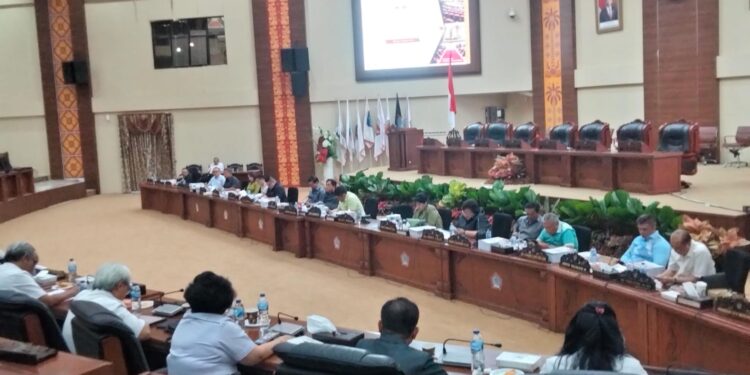 Saat Banggar membahas anggaran 12 Miliar di Kominfo Sulut. (Foto: meikel/barta)