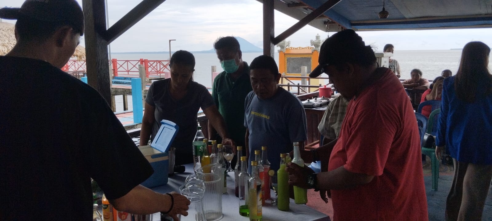 Polimdo latih masyarakat Desa Budo membuat minuman coctail. (Foto: istimewa)