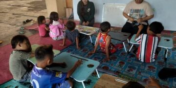 UKM Bahasa Polimdo mengisi kelas Bahasa Inggris. (Foto: meikel/barta)