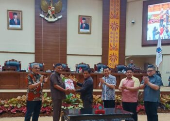 Proses penyerahan hasil pembahasan APBD Perubahan 2024. (Foto: istimewa)