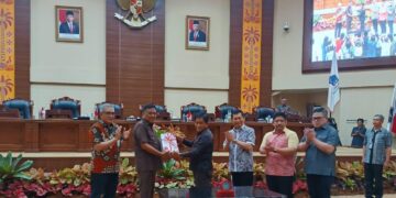 Proses penyerahan hasil pembahasan APBD Perubahan 2024. (Foto: istimewa)