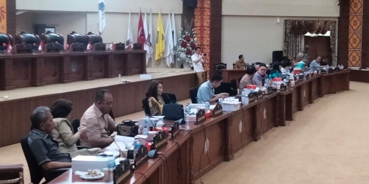 DPRD Sulut saat membahasa KUA dan PPAS APBD Provinsi Sulut tahun 2025. (Foto: meikel/barta)