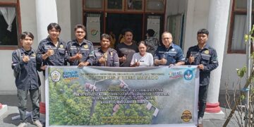 Foto bersama civitas Jurusan Teknik Sipil Polimdo bersama Hukum Tua Desa Budo. (Foto: istimewa)