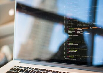 Ilustrasi penggunaan teknologi informasi. (foto: pexels)