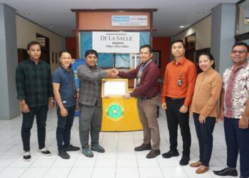 Komunitas Dinding bersama Pimpinan Unika De La Salle Manado. (Foto: istimewa)