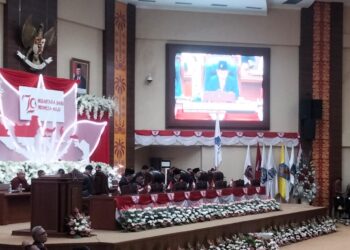 Ketua DPRD Sulut, Fransiskus Andi Silangen membuka Paripurna Pidato Kenegaraan Presden RI. (foto: meikel/barta)