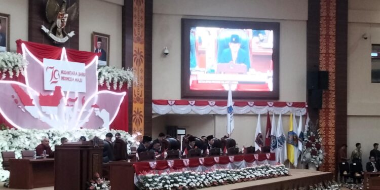 Ketua DPRD Sulut, Fransiskus Andi Silangen membuka Paripurna Pidato Kenegaraan Presden RI. (foto: meikel/barta)