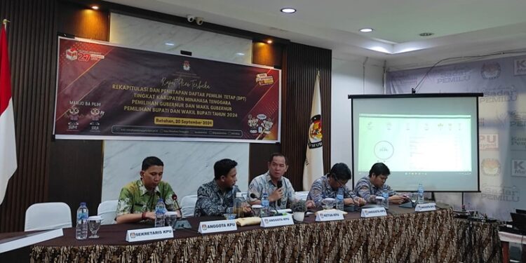 KPU Minahasa Tenggara mengesahkan DPT dalam pleno dan menyerahkan ke LO kandidat peserta Pilkada serentak. (foto-foto: Humas KPU Mitra)