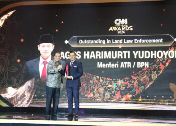 Menteri Agraria dan Tata Ruang/Kepala Badan Pertanahan Nasional (ATR/BPN), Agus Harimurti Yudhoyono (AHY) menerima penghargaan. (foto: dok ATR/BPN)