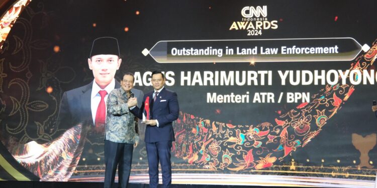 Menteri Agraria dan Tata Ruang/Kepala Badan Pertanahan Nasional (ATR/BPN), Agus Harimurti Yudhoyono (AHY) menerima penghargaan. (foto: dok ATR/BPN)