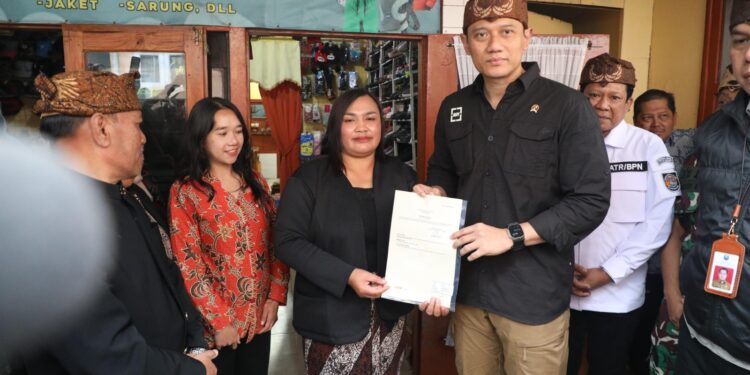 Menteri AHY serahkan sertipikat tanah bagi masyarakat di Taman Nasional Bromo Tengger Semeru. (foto: dok ATR/BPN)