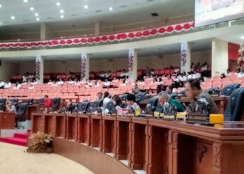 Ketua Ranperda Haji, Amir Liputo bersama Ketua Bapemperda DPRD Sulut Careig Runtu. (Foto: meikel/barta)