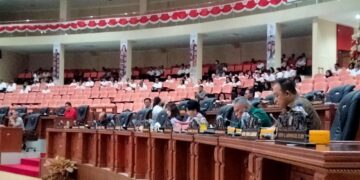 Ketua Ranperda Haji, Amir Liputo bersama Ketua Bapemperda DPRD Sulut Careig Runtu. (Foto: meikel/barta)