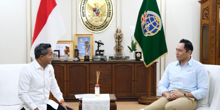 Menteri Agraria dan Tata Ruang/Kepala Badan Pertanahan Nasional (ATR/BPN), Agus Harimurti Yudhoyono (AHY) saat bertemu dengan Ketua Umum Kamar Dagang dan Industri (KADIN), Anindya Bakrie. (foto: dok ATR/BPN)