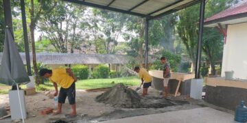 Proses Pembuatan Lantai Keramik Cafe Polimdo. (Foto: istimewa)